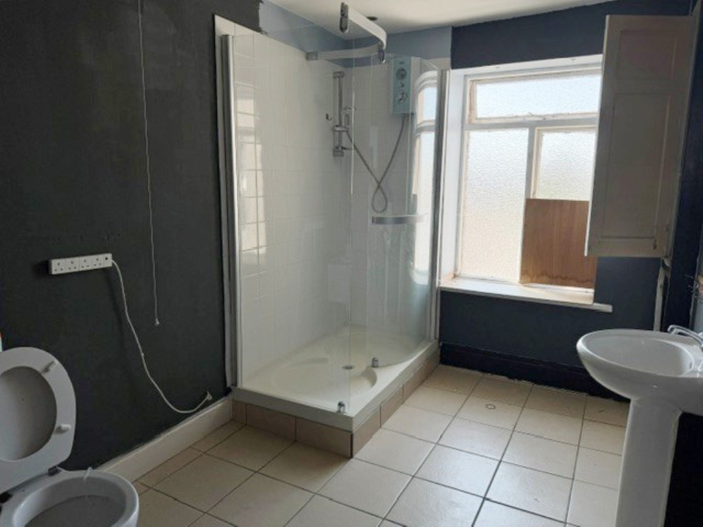 Lot: 147 - VACANT FOUR STOREY FREEHOLD TOWN CENTRE BUILDING WITH POTENTIAL - A Shower Room